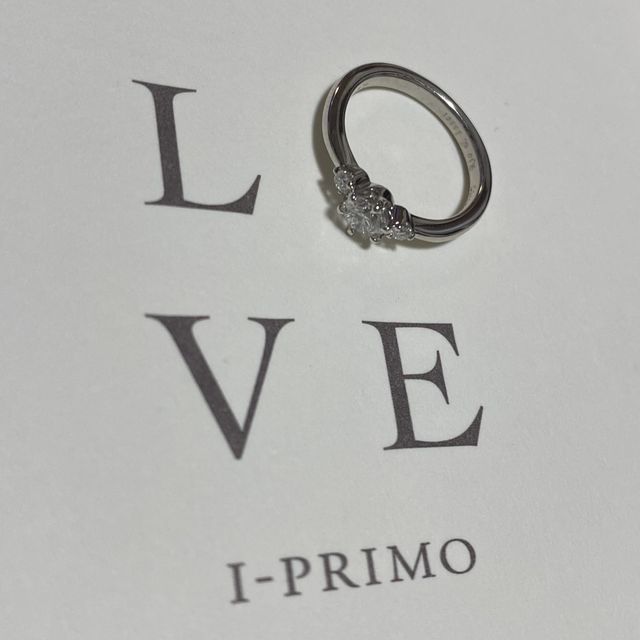 【アイプリモ(I-PRIMO)の口コミ】 まっすぐの結婚指輪と重ね付けすると、ティアラのようなシルエットになるV…