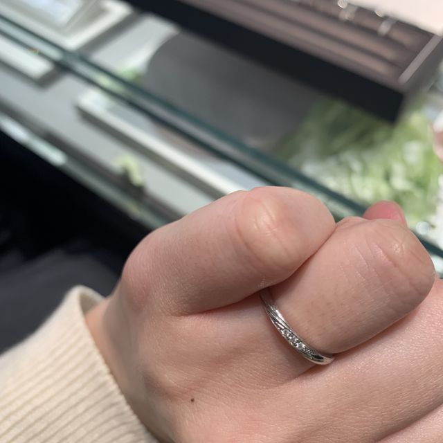 【アイプリモ(I-PRIMO)の口コミ】 指輪のデザイン:ウェーブ系でダイヤモンド3つついていてよかったです。デ…