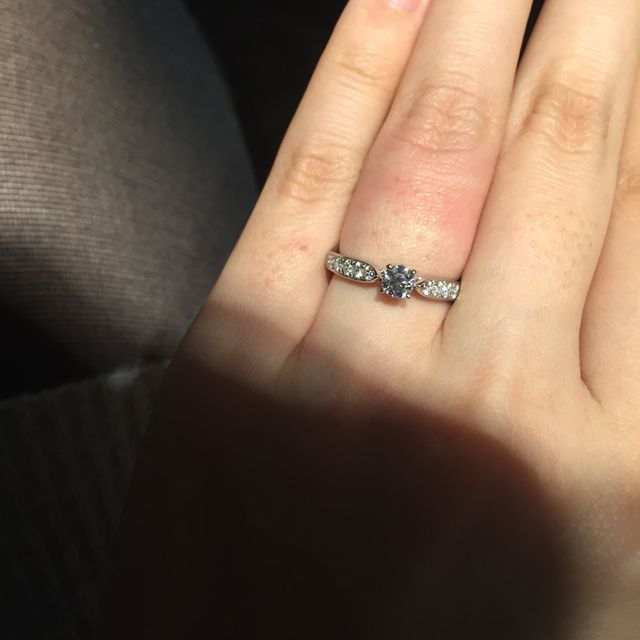 【エクセルコダイヤモンド(EXELCO DIAMOND)の口コミ】 ミル打ちが施されており周りのダイヤモンドもキラキラしていましたが、ミ…