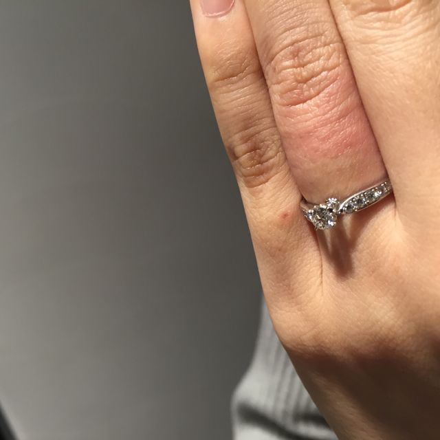 【エクセルコダイヤモンド(EXELCO DIAMOND)の口コミ】 ミル打ちが施されており周りのダイヤモンドもキラキラしていましたが、ミ…