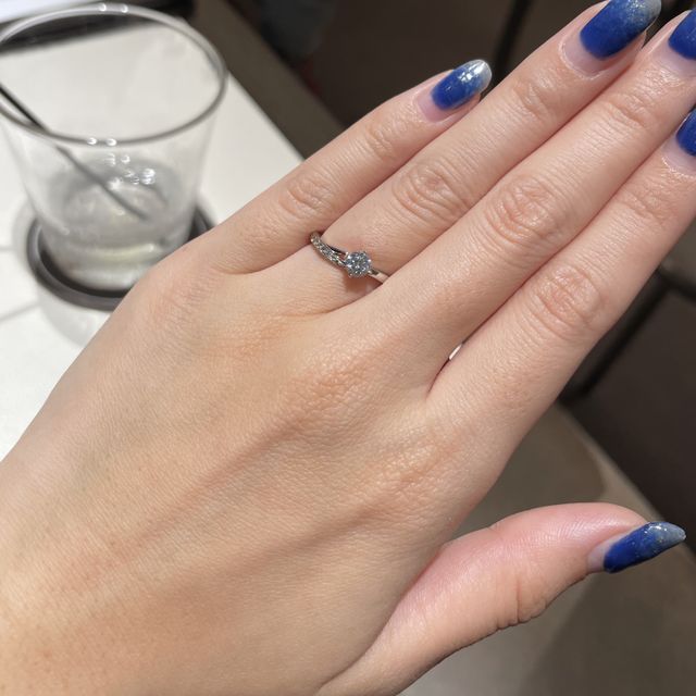 【アイプリモ(I-PRIMO)の口コミ】 人と被るのが嫌だったので、王道の一粒ダイヤは避けた。
綺麗な曲線美と抜…