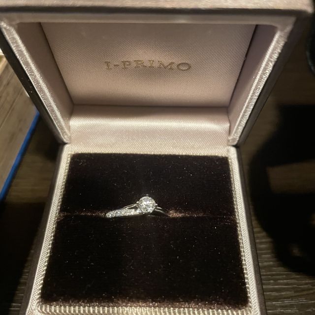 【アイプリモ(I-PRIMO)の口コミ】 人と被るのが嫌だったので、王道の一粒ダイヤは避けた。
綺麗な曲線美と抜…