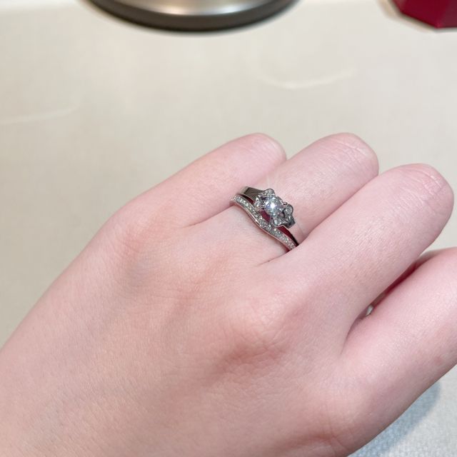 【カルティエ(Cartier)の口コミ】 リボンのようなで存在感がありとにかく可愛い…！そして重ね付けし…