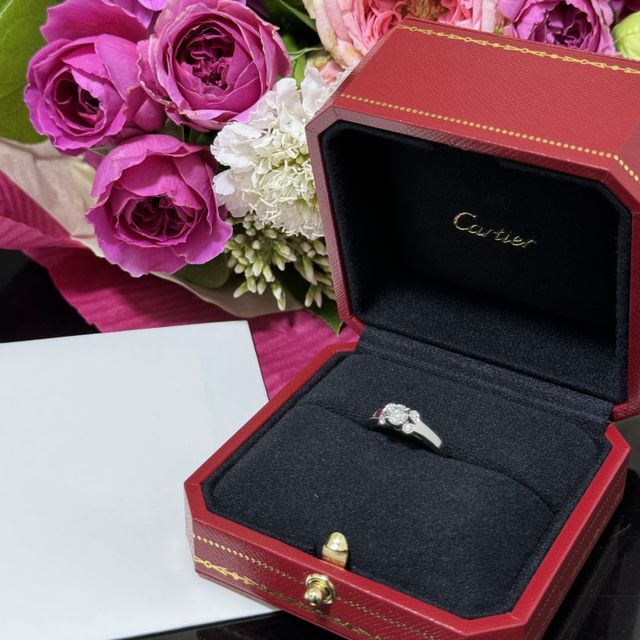 【カルティエ(Cartier)の口コミ】 リボンのようなで存在感がありとにかく可愛い…！そして重ね付けし…