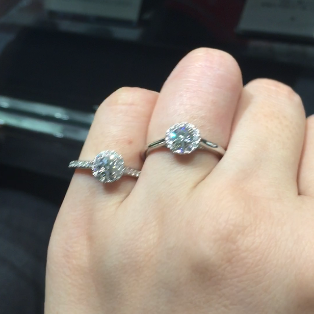 【ラザール ダイヤモンド(LAZARE DIAMOND)の口コミ】 取り巻きのデザインを探しておりました。
取り巻きのデザインがとても綺麗…