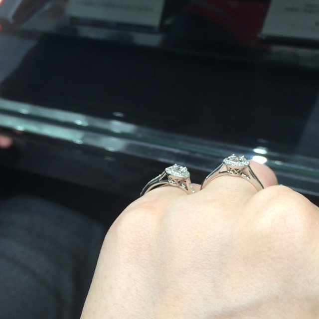 【ラザール ダイヤモンド(LAZARE DIAMOND)の口コミ】 取り巻きのデザインを探しておりました。
取り巻きのデザインがとても綺麗…