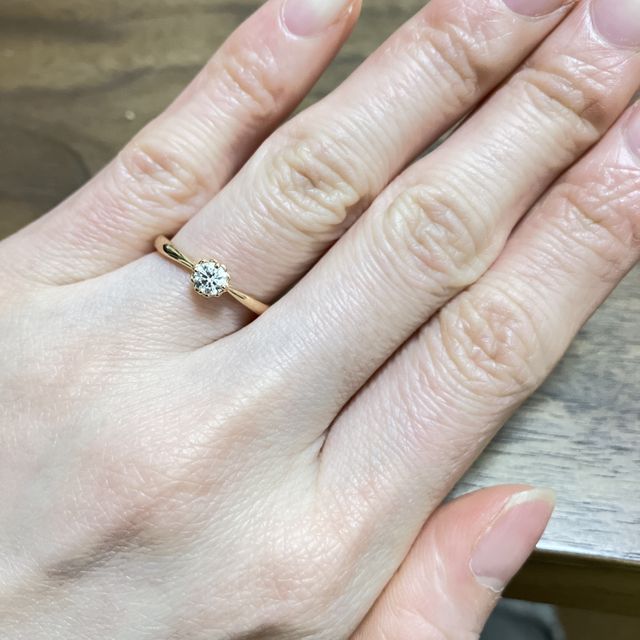 【ヴァンドーム青山(VENDOME AOYAMA)の口コミ】 シンプルながら少し個性のあるデザインでおすすめ。ダイヤの台座が丸く、…