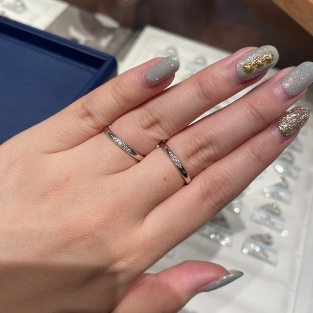 【銀座ダイヤモンドシライシの口コミ】 指輪の素材はプラチナです。ダイヤモンドが5石と3石で選べます。値段もそ…