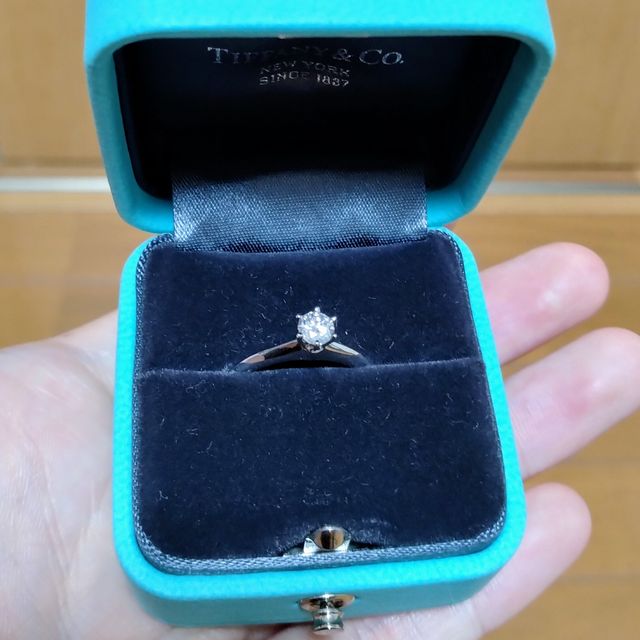 【ティファニー(Tiffany & Co.)の口コミ】 シンプルな一粒ダイヤ付きの指輪です。シルバーのリング部分は縦長になっ…