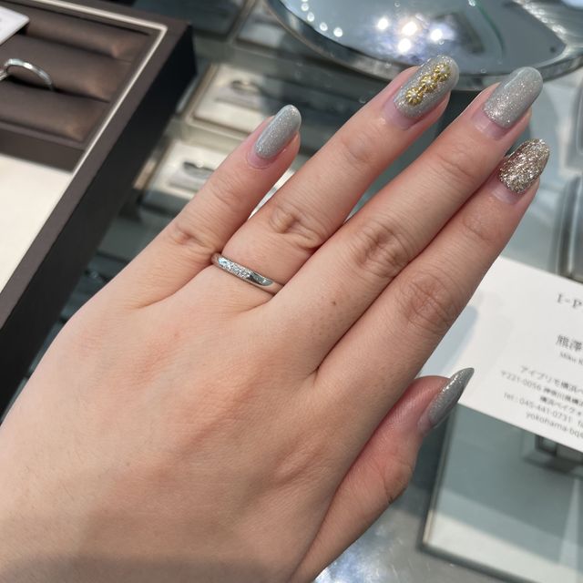 【アイプリモ(I-PRIMO)の口コミ】 プラチナの素材で、ストレートな形です。ダイヤモンドが横並びにあしらわ…