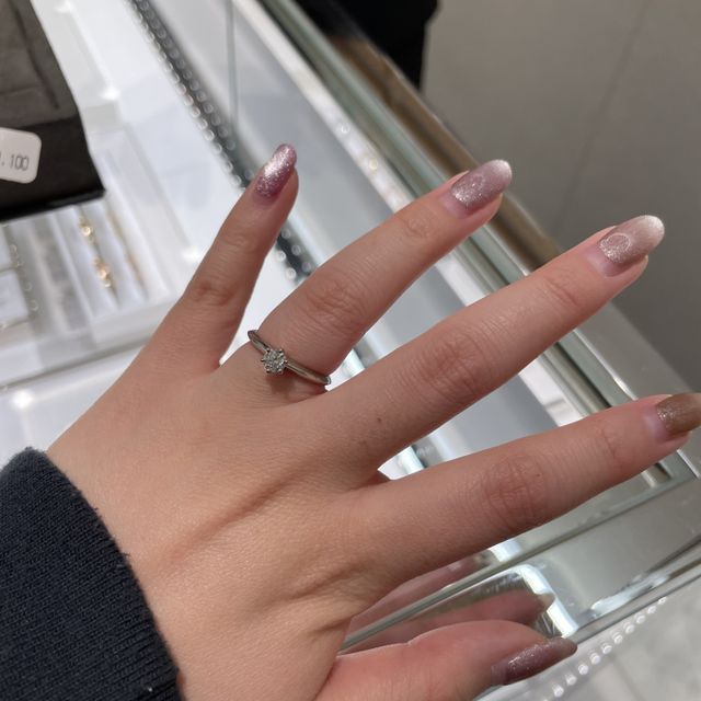 【ティファニー(Tiffany & Co.)の口コミ】 指輪のデザインはシンプルな1粒のダイヤモンドですが高さがあるのでザ婚約…