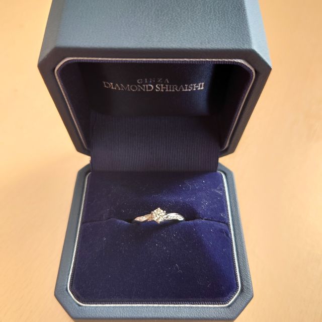 【銀座ダイヤモンドシライシの口コミ】 【指輪のデザイン・テイスト・素材について】
シンプルでありつつも洗練さ…