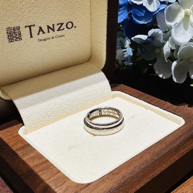 【TANZO.(鍛造指輪)の口コミ】 (妻)さり気ないキラキラが好きなので、一見普通のプラチナの指輪に見えま…