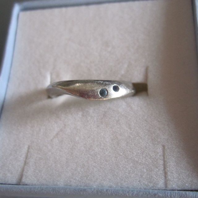 【１／ｆ エフブンノイチの口コミ】 ・左右非対称のデザイン

・二人の誕生石を埋められるところ
　微妙に石の…