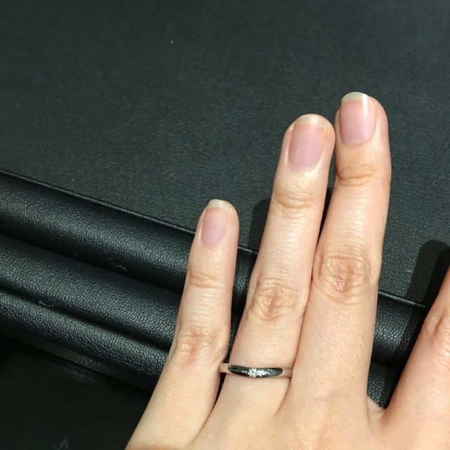 【エクセルコダイヤモンド(EXELCO DIAMOND)の口コミ】 シンプルな指輪ですが、他のものをつけた時よりも指が細く長く、綺麗に見…