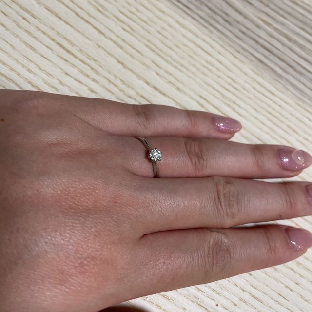 【アイプリモ(I-PRIMO)の口コミ】 指輪の付け心地が良く、同ブランドの婚約指輪の中でも最もデザインがシン…
