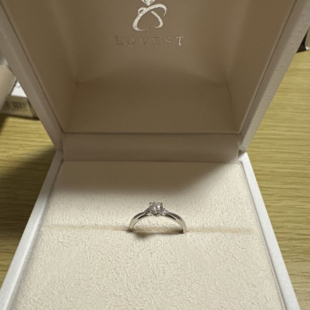 【LOVEST(ラヴェスト)の口コミ】 ダイヤが、目立つようシンプルなデザインにしました。
両サイドに小粒のダ…