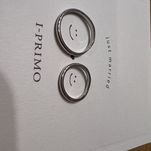 【アイプリモ(I-PRIMO)の口コミ】 指の形に沿うウェーブデザインから選びました。
ダイヤ部分が左右に分かれ…