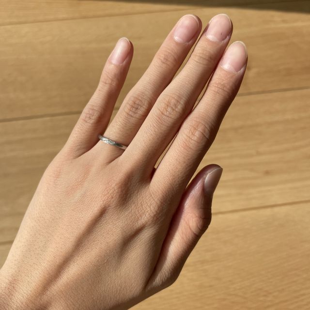 【CRAFY(クラフィ)の口コミ】 2人ともヘアライン加工にし、私の方に石を三つ並べました。夫の指輪は同じ…