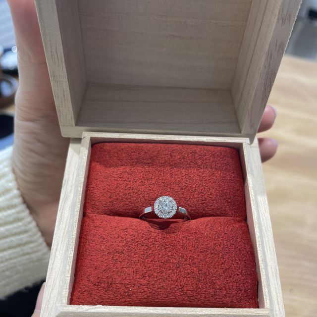 【出雲結(いずもゆい)の口コミ】 結婚指輪と重ね付けができるのがポイントでシンプルな中に華やかさがあり…