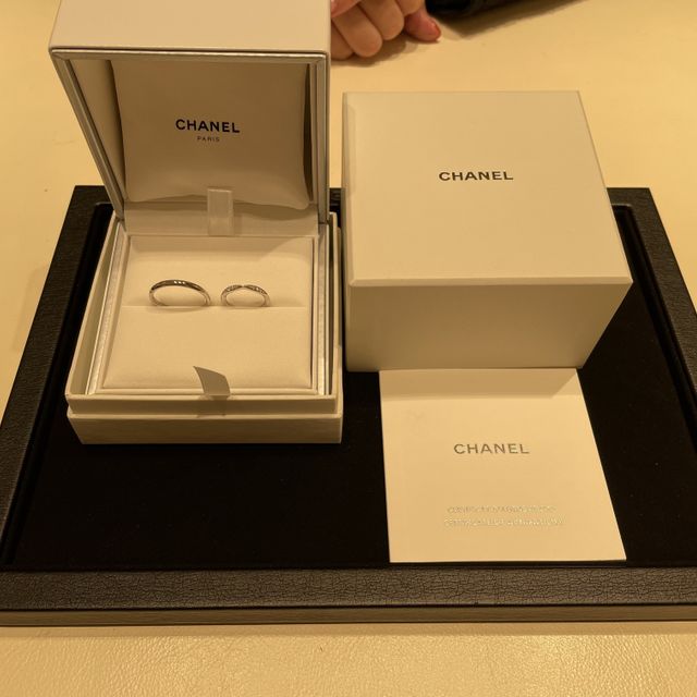 【シャネル(CHANEL)の口コミ】 シンプルなデザインで着け心地が良いものを探しており、色はシルバー一択…