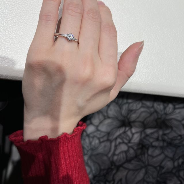 【アイプリモ(I-PRIMO)の口コミ】 指輪は一粒タイプで探していました。一粒タイプの中でメレダイヤ(隣の小さ…
