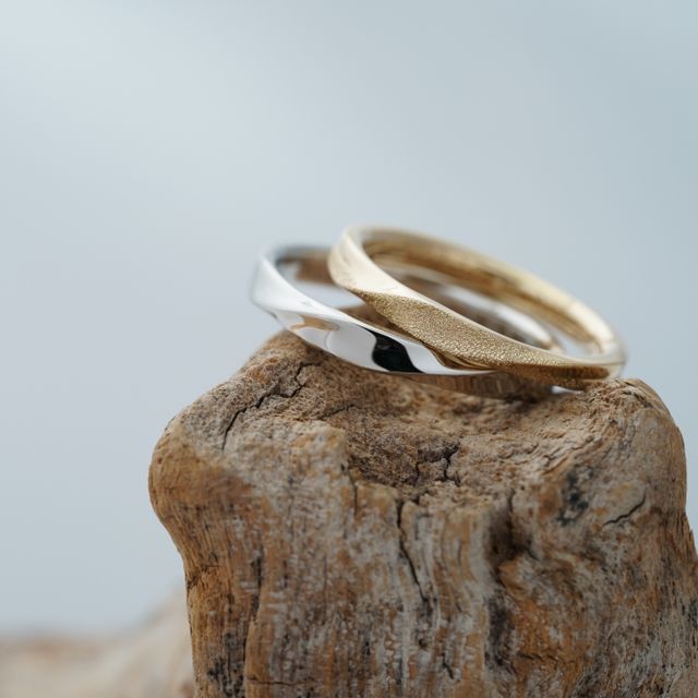 【THREE TREES(スリーツリーズ)の口コミ】 彼の方はシンプルにシルバーにねじりをいれて鏡面仕上げにしました。
私の…