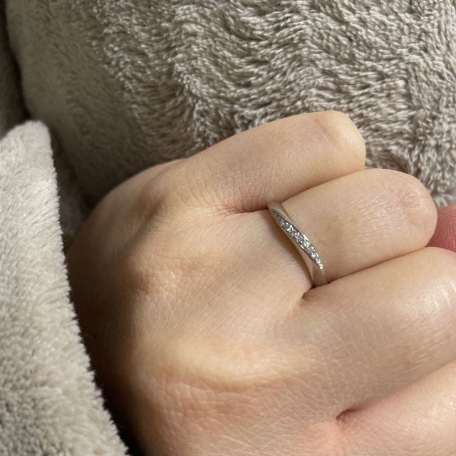 【4℃ BRIDAL(ヨンドシーブライダル)の口コミ】 ウェーブ型でデザインはとても可愛いです。
細すぎず太すぎず、指に馴染む…