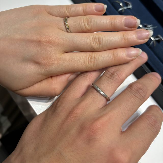 【4℃ BRIDAL(ヨンドシーブライダル)の口コミ】 さりげないデザインとお互いの指へのフィット感が良かったです！
ウェーブ…