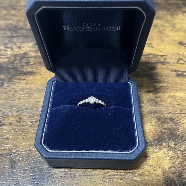 【銀座ダイヤモンドシライシの口コミ】 1つのダイヤモンドがリングに付いている形では無いのでThe婚約指輪という…