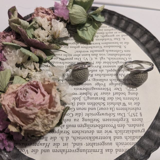 【銀座ダイヤモンドシライシの口コミ】 女性側の指輪には中央部分に小さなダイヤモンドがいくつも埋め込まれてお…