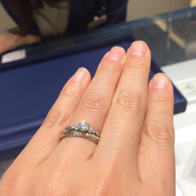 【銀座ダイヤモンドシライシの口コミ】 シンプルですが可愛らしさがあり、花束をモチーフとしていて指輪の全体的…