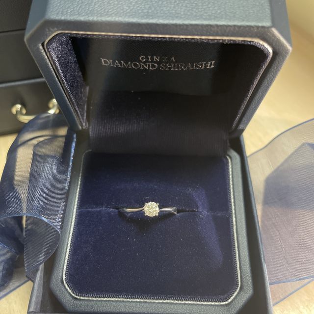 【銀座ダイヤモンドシライシの口コミ】 指輪を貰った側です！
緩やかなウェーブが指を綺麗に見せてくれます
ダイ…