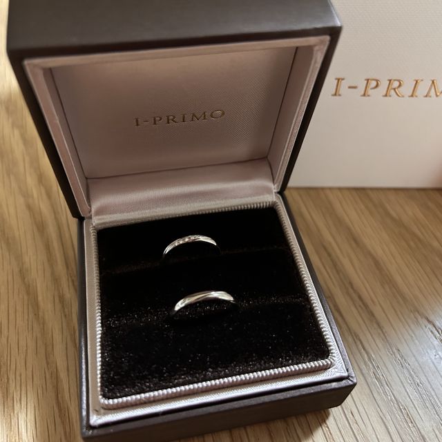 【アイプリモ(I-PRIMO)の口コミ】 鍛造製法により作られたPt950の指輪です。
シンプルなデザインながら、ス…