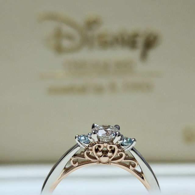 【ケイウノ ブライダル(K.UNO BRIDAL)の口コミ】 メインのダイヤモンドの両脇にブルーのメレダイヤを添えて華やかな印象に…