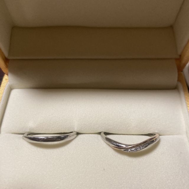 【ケイウノ ブライダル(K.UNO BRIDAL)の口コミ】 デザインはシンプルなものを選びました。ダイヤが入っていると、ふと指を…