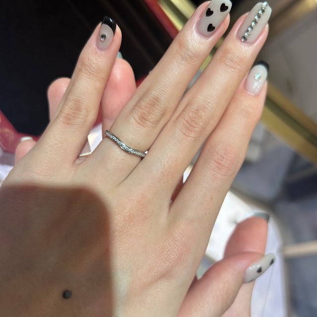 【カルティエ(Cartier)の口コミ】 デザインはシンプルなvカットで、良くも悪くも自己主張が激しくないリング…