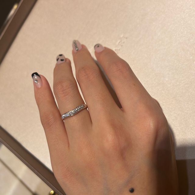 【ブルガリ(BVLGARI)の口コミ】 シンプルなvカットですが、小粒のダイヤが2連になっているので光をたくさ…