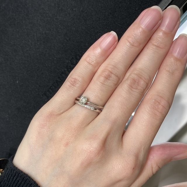 【ティファニー(Tiffany & Co.)の口コミ】 一石タイプで、中心のダイヤモンドが強調される点と、プラチナ部分が細い…