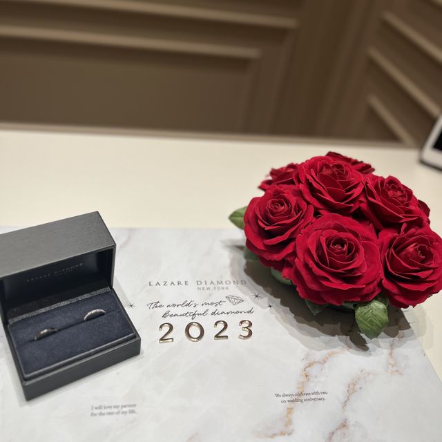 【ラザール ダイヤモンド(LAZARE DIAMOND)の口コミ】 ハーフエタニティデザインのため、ダイヤがたくさん付いてて手元が華やか…