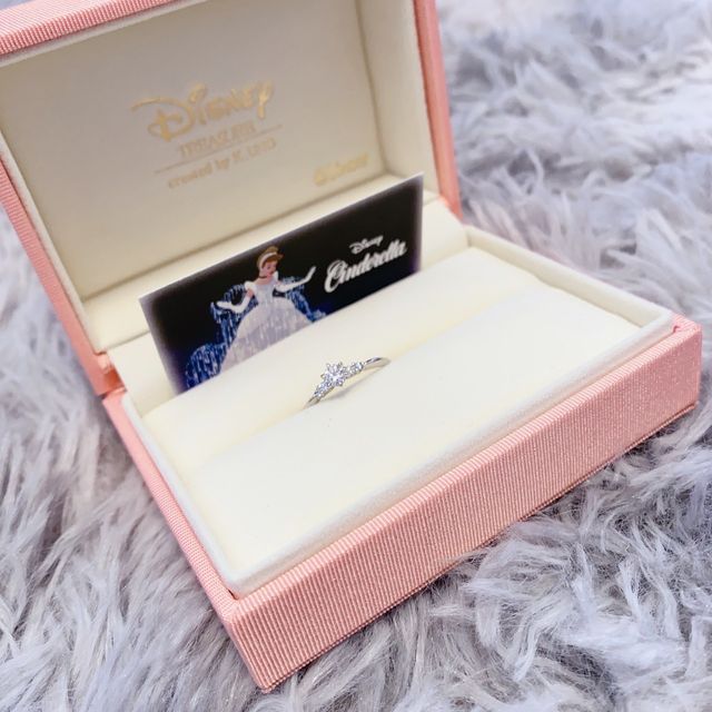 【ケイウノ ブライダル(K.UNO BRIDAL)の口コミ】 美しい海をイメージした両脇の青いメレダイヤに惹かれて購入を決めました…