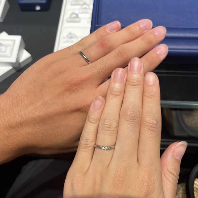 【銀座ダイヤモンドシライシの口コミ】 彼はシンプルなもので、異なる太さを着け比べてみました。私はあまりキラ…