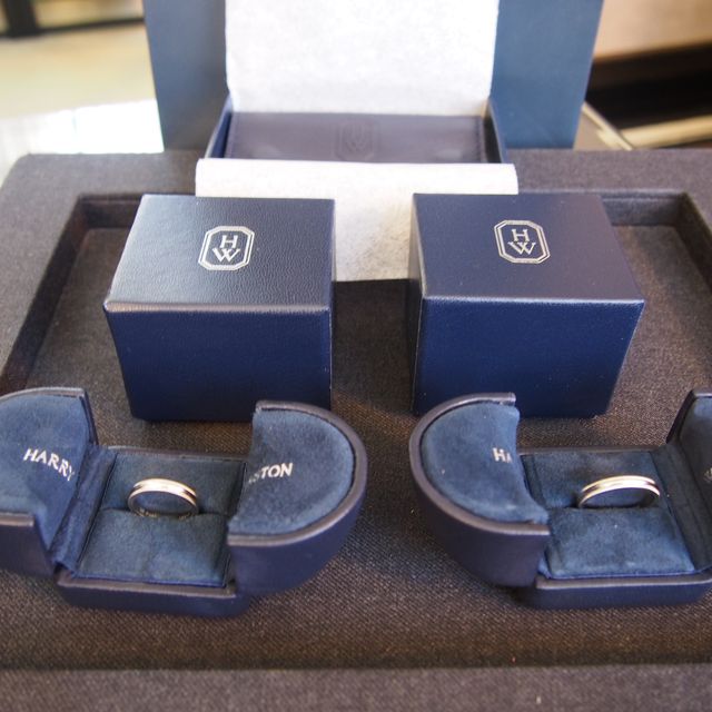 【ハリー・ウィンストン(Harry Winston)の口コミ】 婚約指輪と同じハリーウィンストンで結婚指輪も探していました。
どうして…
