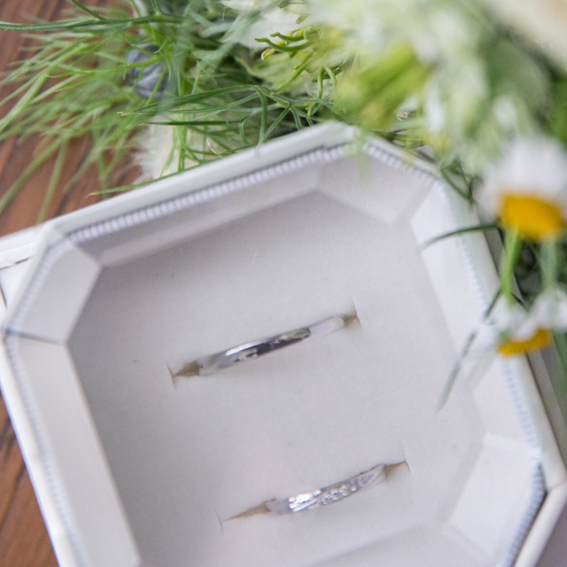 【4℃ BRIDAL(ヨンドシーブライダル)の口コミ】 彼は仕事上シンプルなものがよかったのでシルバーでとてもシンプルなもの…