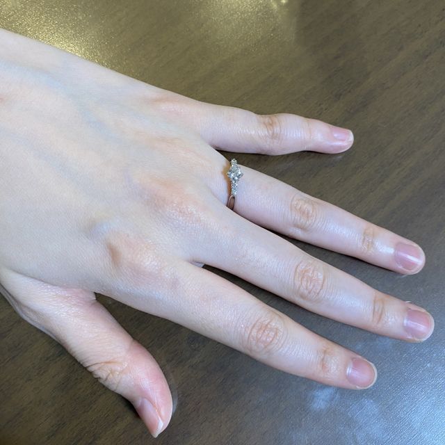 【銀座ダイヤモンドシライシの口コミ】 自分が細く長い指でしたので、ストレートタイプの指輪が似合うかなと思い…