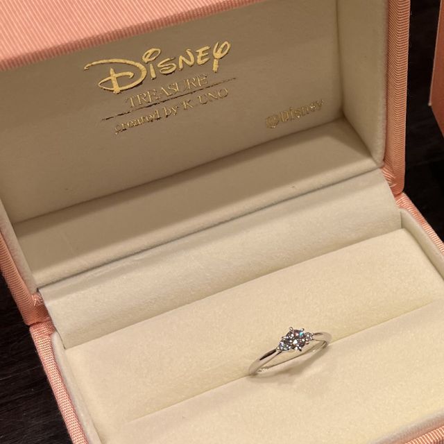 【ケイウノ ブライダル(K.UNO BRIDAL)の口コミ】 ダイヤモンドがキレイに映えていて、土台部分には実はミッキー、ミニーが…