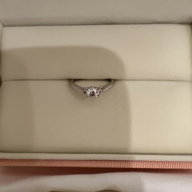 【ケイウノ ブライダル(K.UNO BRIDAL)の口コミ】 シンプルだけどあまり強調してない指輪が欲しいということで、こちらのデ…