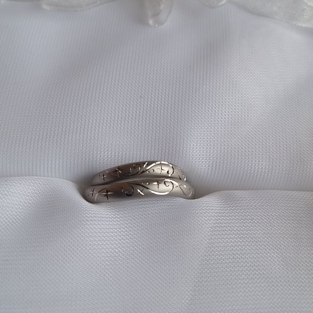 【ケイウノ ブライダル(K.UNO BRIDAL)の口コミ】 元々あったデザインをもとに、お互いのイニシャルをさりげなく入れ、1つだ…