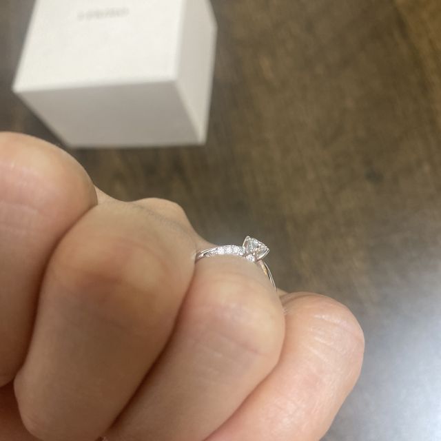 【アイプリモ(I-PRIMO)の口コミ】 どこから見てもダイヤモンドが輝いていること。
小さな手にも上品な指輪に…