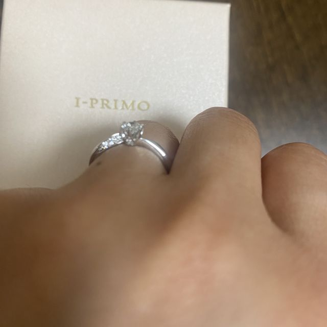 【アイプリモ(I-PRIMO)の口コミ】 どこから見てもダイヤモンドが輝いていること。
小さな手にも上品な指輪に…